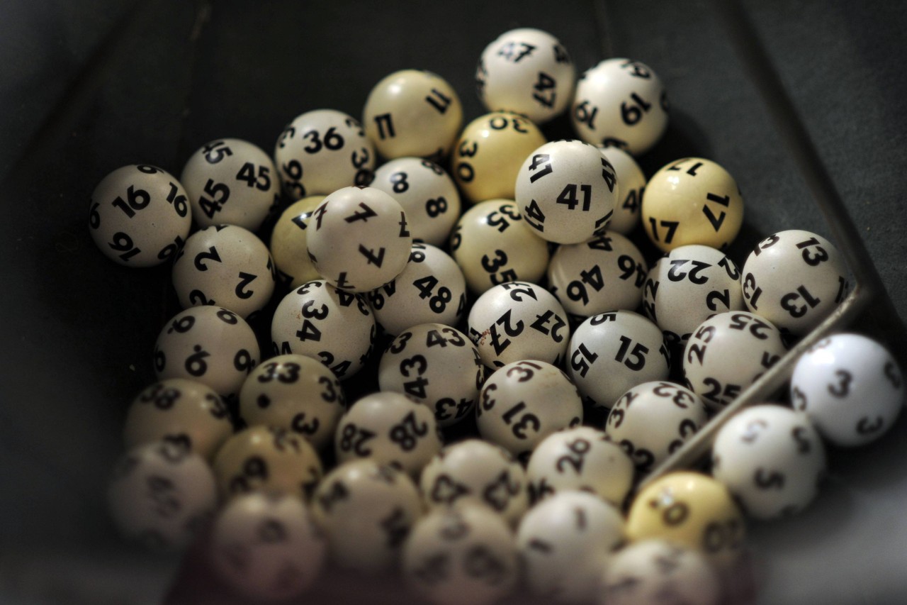 Ein Mann gewinnt im Lotto: Es ist schockierend, wie seine Familie reagiert (Symbolbild).