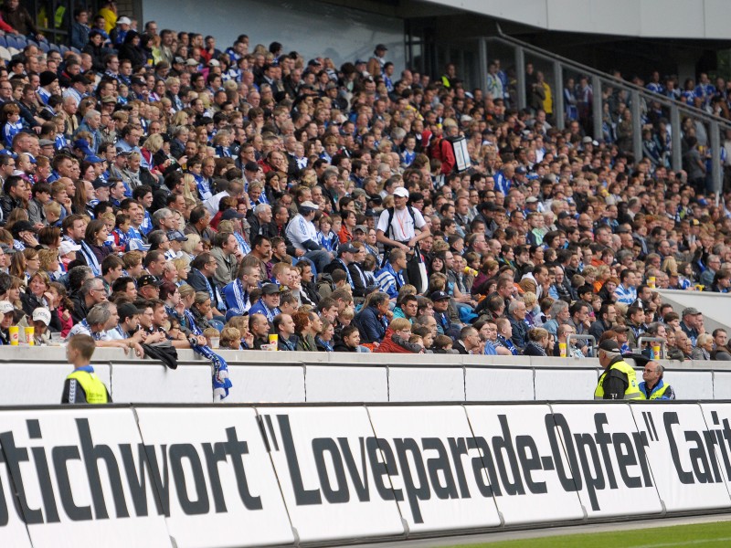 Am 26. Juli empfängt der MSV Duisburg den FC Schalke 04 zu dem lang angekündigten Benefizspiel zu Gunsten der Loveparade-Opfer und der Hinterbliebenen. Beide Klubs haben sich bewusst dazu entschieden, günstige Eintrittspreise anzubieten. Stehplätze kosten fünf Euro, Sitzplätze in allen Kategorien sind für 15 Euro zu haben. Der Einnahme-Überschuss wird vom MSV und Schalke an die Opfer und ihre Angehörigen gespendet.