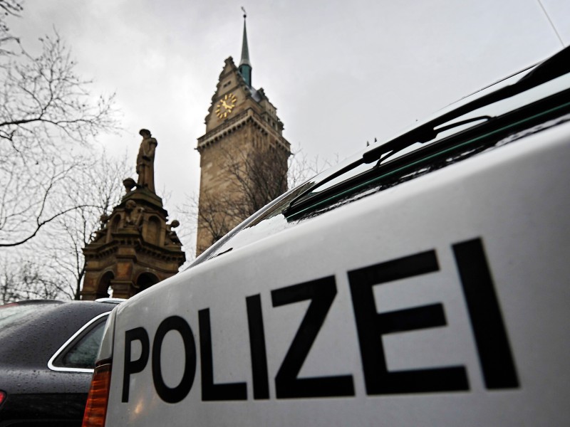 Fünf Staatsanwälte und ermittelnde Beamten der Kölner Polizei durchsuchen die Büroräume der elf städtischen Beschuldigten, gegen die in der vergangenen Woche das Verfahren wegen des Verdachts fahrlässiger Tötung und Körperverletzung eröffnet worden war.
