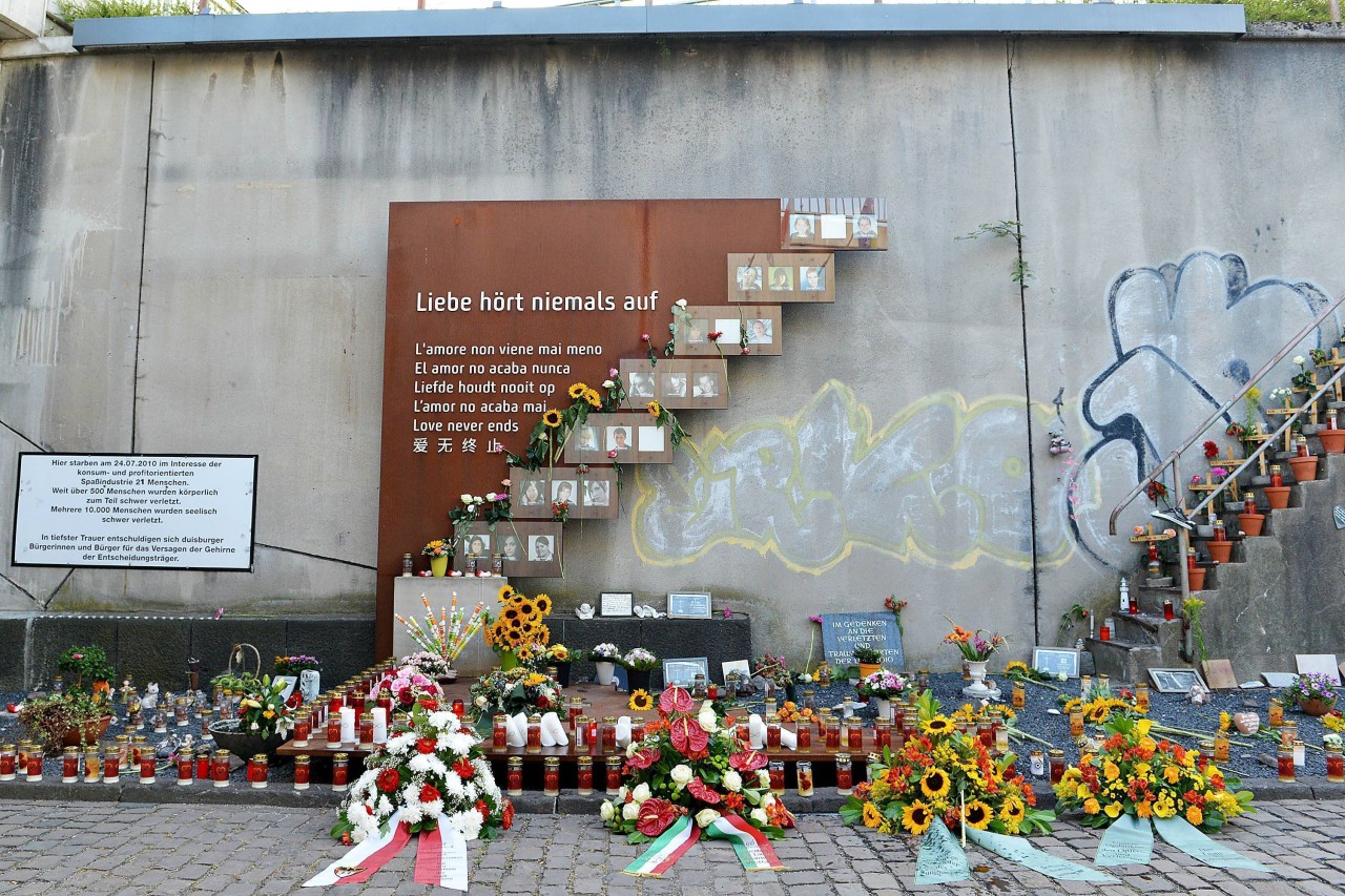 Die Gedenkstelle für die Opfer der schrecklichen Loveparade-Katastrophe in Duisburg.