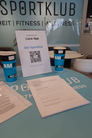 Wer wann im Fitnessstudio trainiert, wird sowohl schriftlich als auch per Luca-App am Eingang festgehalten, um eine Kontaktverfolgung zu gewährleisten.