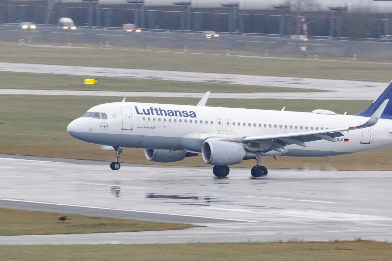 Bei der Lufthansa und anderen Fluggesellschaften gelten bestimmte Vorschriften. (Symbolbild)