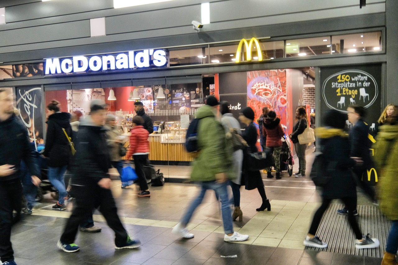 McDonald's in Essen: Polizisten beweisen am Hauptbahnhof den richtigen Riecher. (Symbolbild)