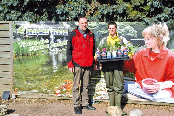 , Schöne Unterwasser-Welt – wenn Manfred Stammen, Anne Lihl und Michael Hagmans (von links) für reichlich Futter und sorgfältige Teichpflege sorgen.