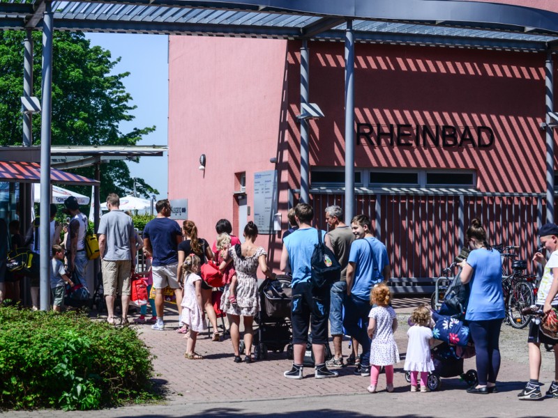 Im Rheinbad in Wesel standen die Besucher am Eingang in der Schlange,...