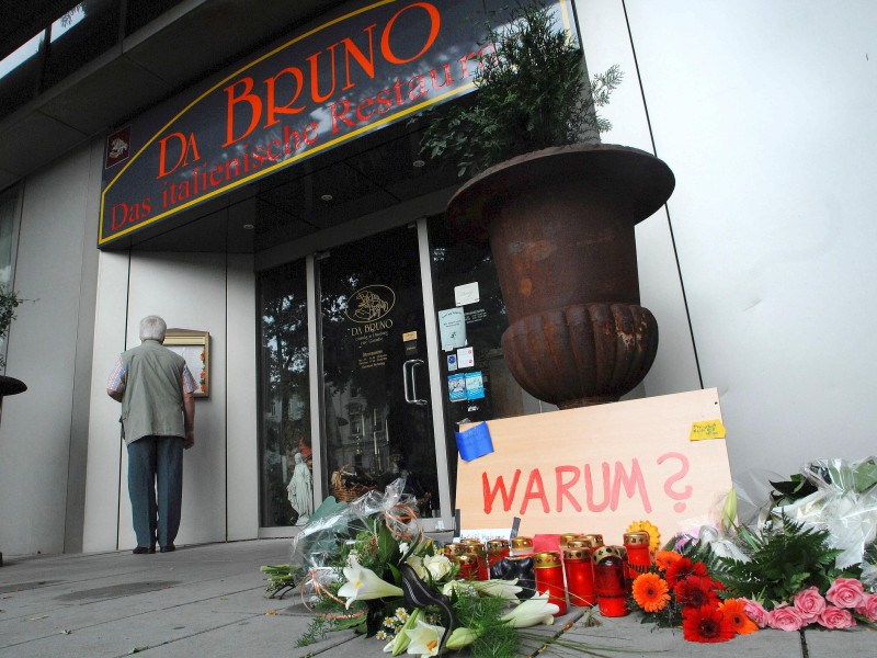 Vor dem Restaurant trauerten Duisburger.
