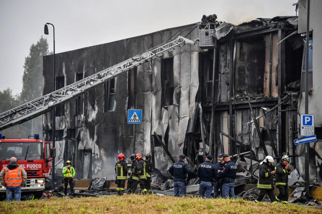 Das Bürogebäude wurde durch den Aufprall des Flugzeugs und des Feuers völlig zerstört.