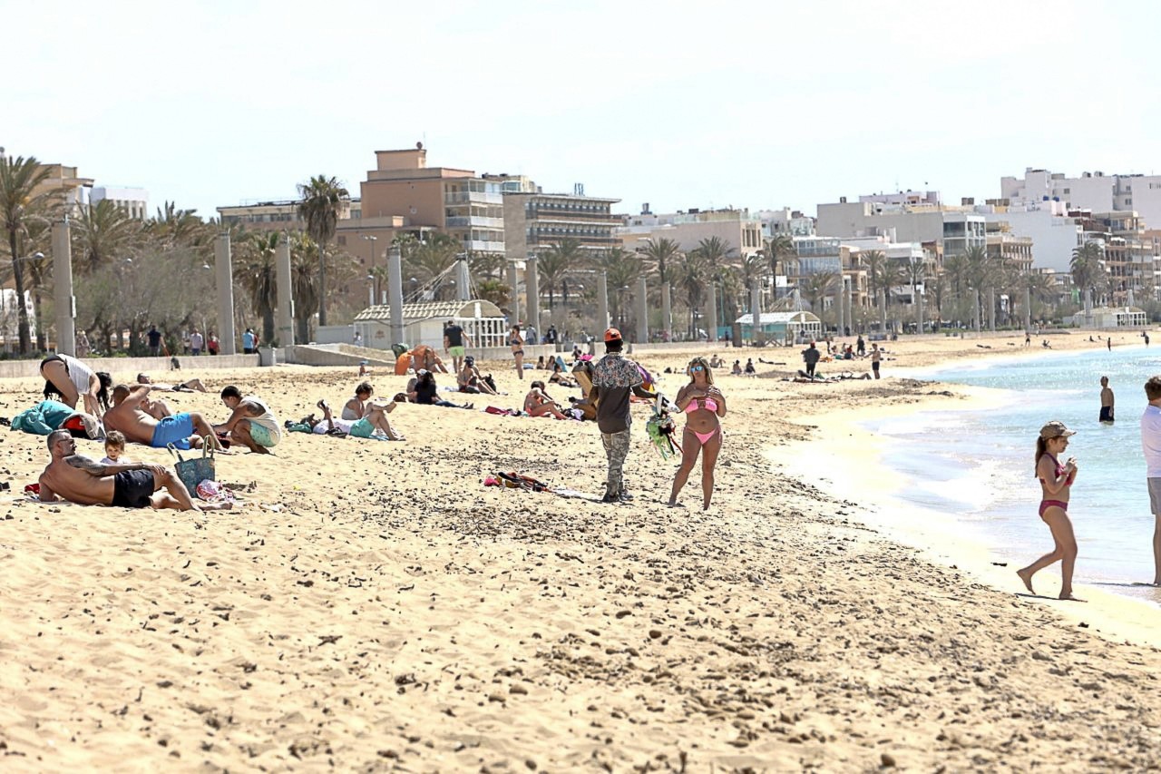 Der Strand von Palma de Mallorca am 31. März.