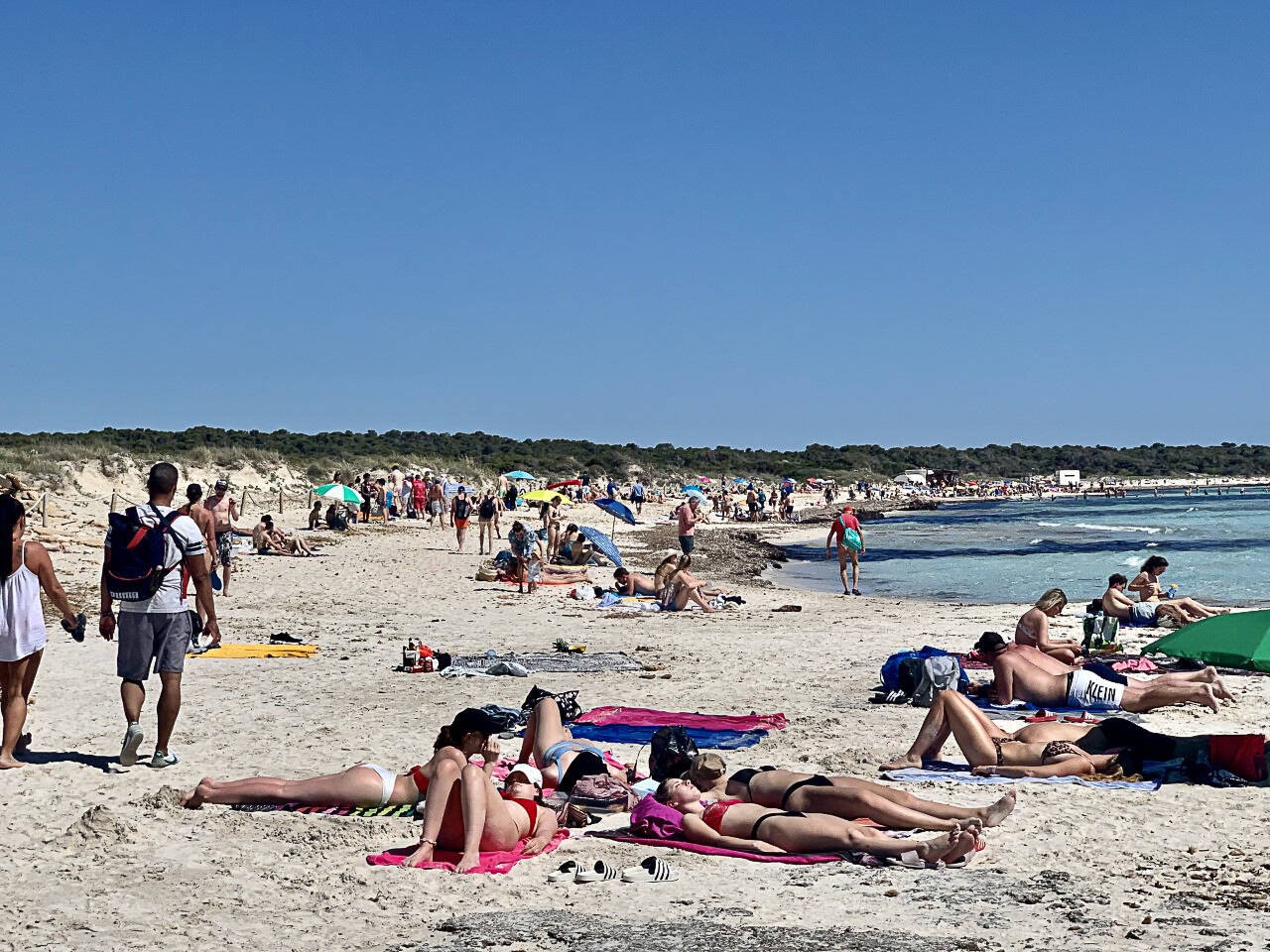 Party am Strand von Mallorca macht richtig Spaß, ist aktuell aber keine so gute Idee. (Symbolfoto)
