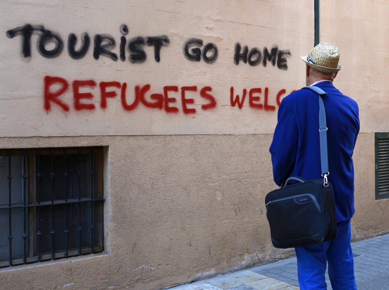 Die Ankunft von Migranten in Mallorca wird unterschiedlich aufgenommen. Einem ungekannten Sprayer aus Palma sind sie willkommen, Touristen hingegen nicht. (Archivbild)