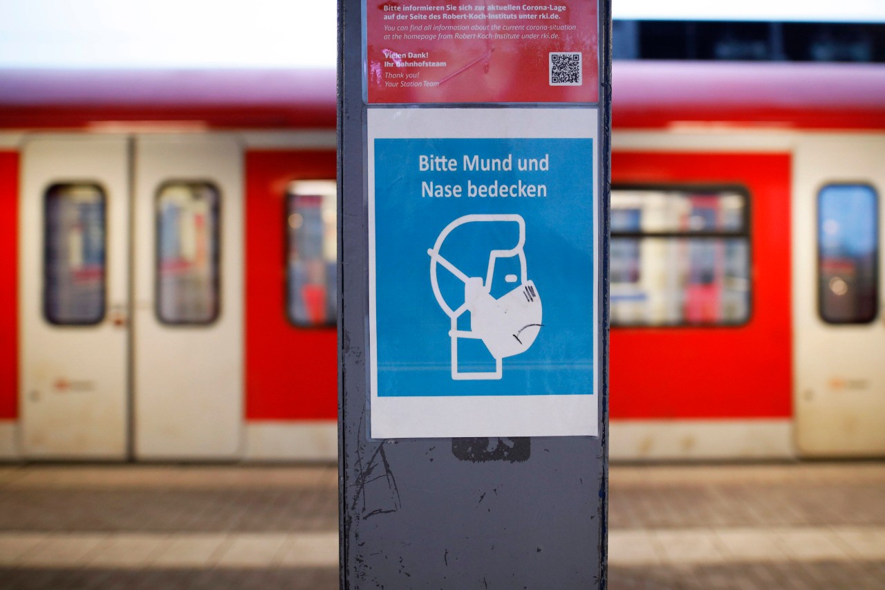 Auch bei der Deutschen Bahn in NRW gilt nach wie vor die Maskenpflicht. (Archivbild)