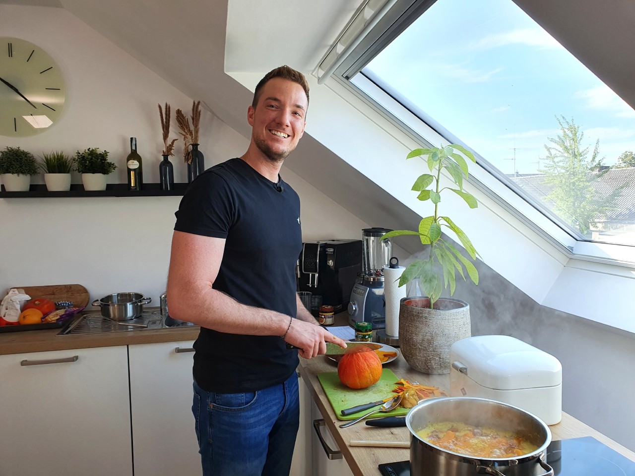 Max will die „Das perfekte Dinner ”-Kandidaten mit seinen Kochkünsten überzeugen.