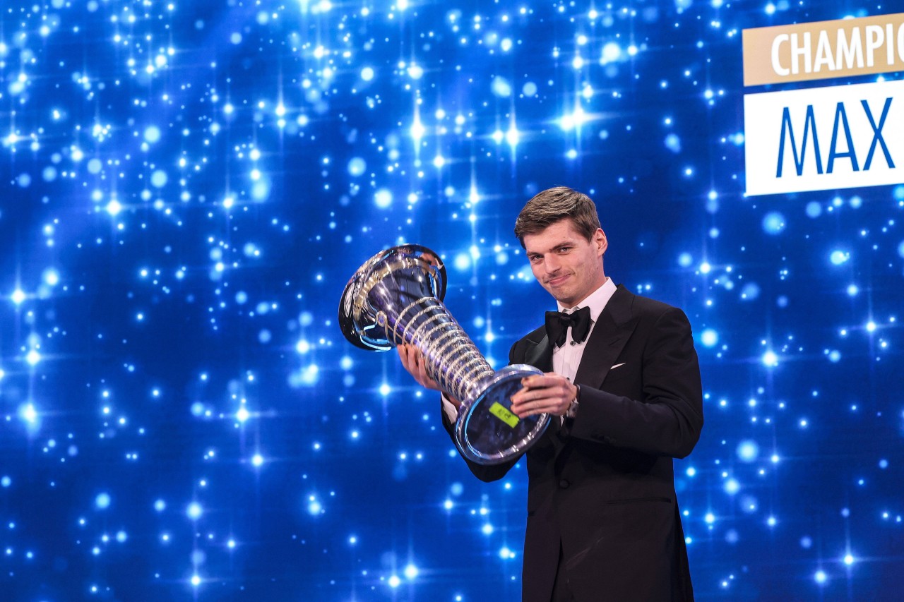 Max Verstappen bekommt den Weltmeister-Pokal!