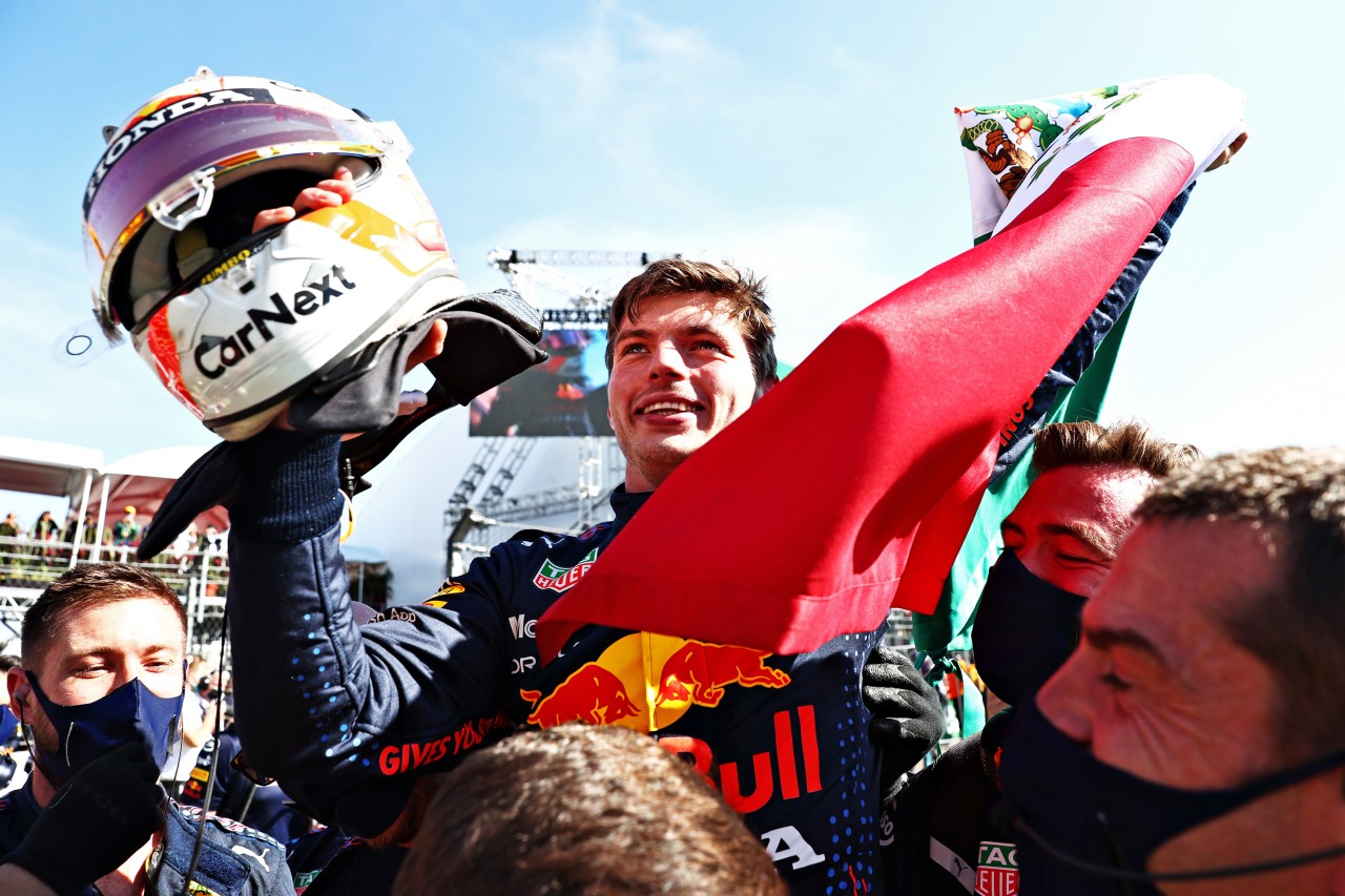 Max Verstappen bejubelt seinen Sieg in Mexiko!
