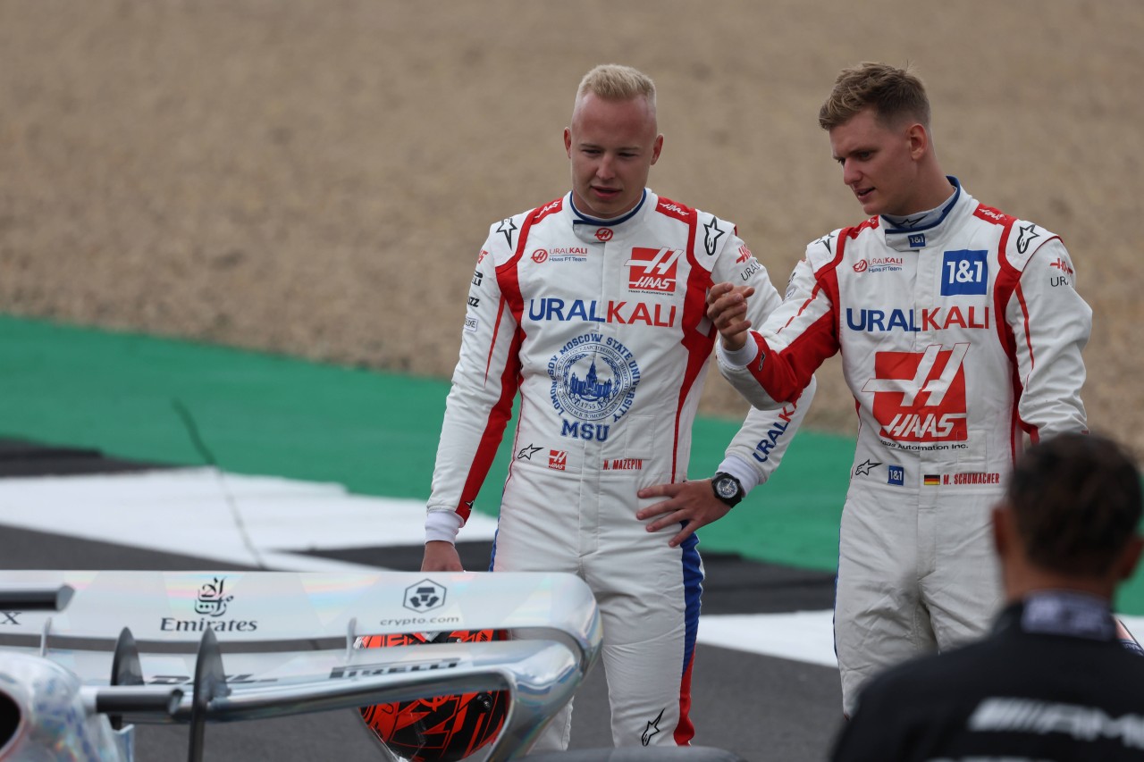 Die Haas-Piloten Nikita Mazepin (l.) und Mick Schumacher (r.)