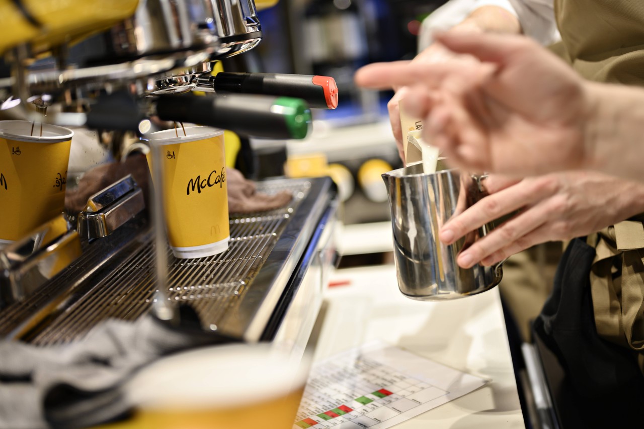 McDonald's: Als eine Kundin ihren bestellten Eiskaffee erhält, ist sie wenig begeistert. (Symbolbild)