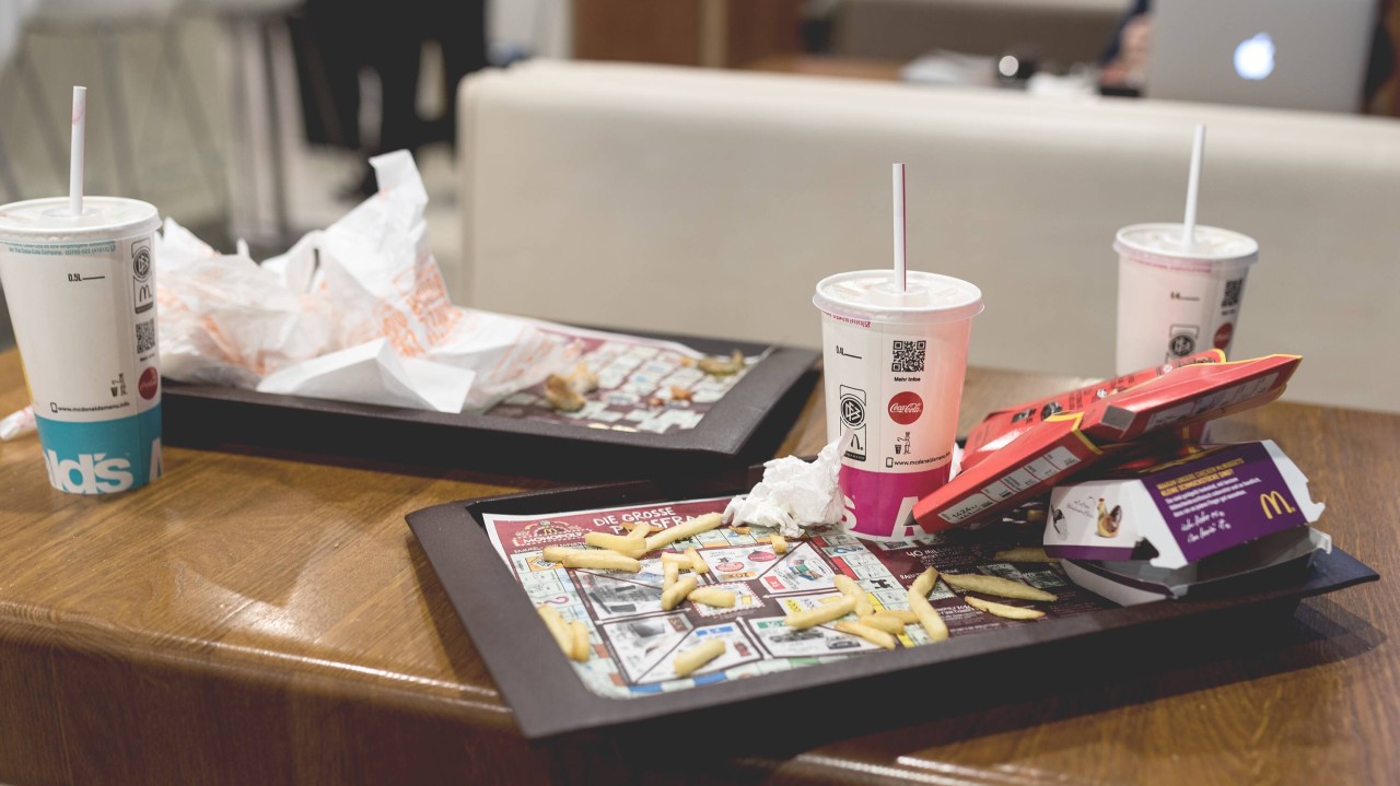 McDonald's-Bestellungen hinterlassen immer eine Menge Verpackungsmüll. Das will der Fast-Food-Riese in Zukunft aber ändern. (Symbolbild)