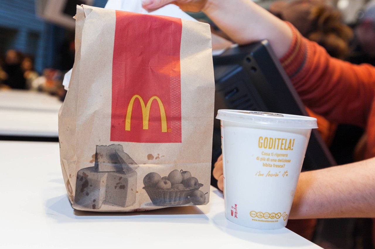 McDonald's liefert nun endlich auch nach Hause – doch nicht immer ist die Bestellung noch richtig frisch. (Symbolfoto)