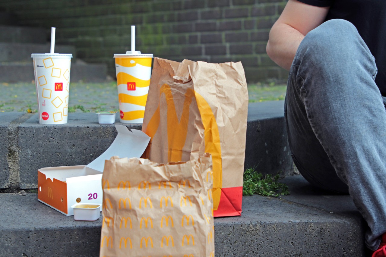 Neben Burger, Pommes und Chicken Nuggets kann man bei McDonald's auch Salat bestellen. (Symbolfoto)