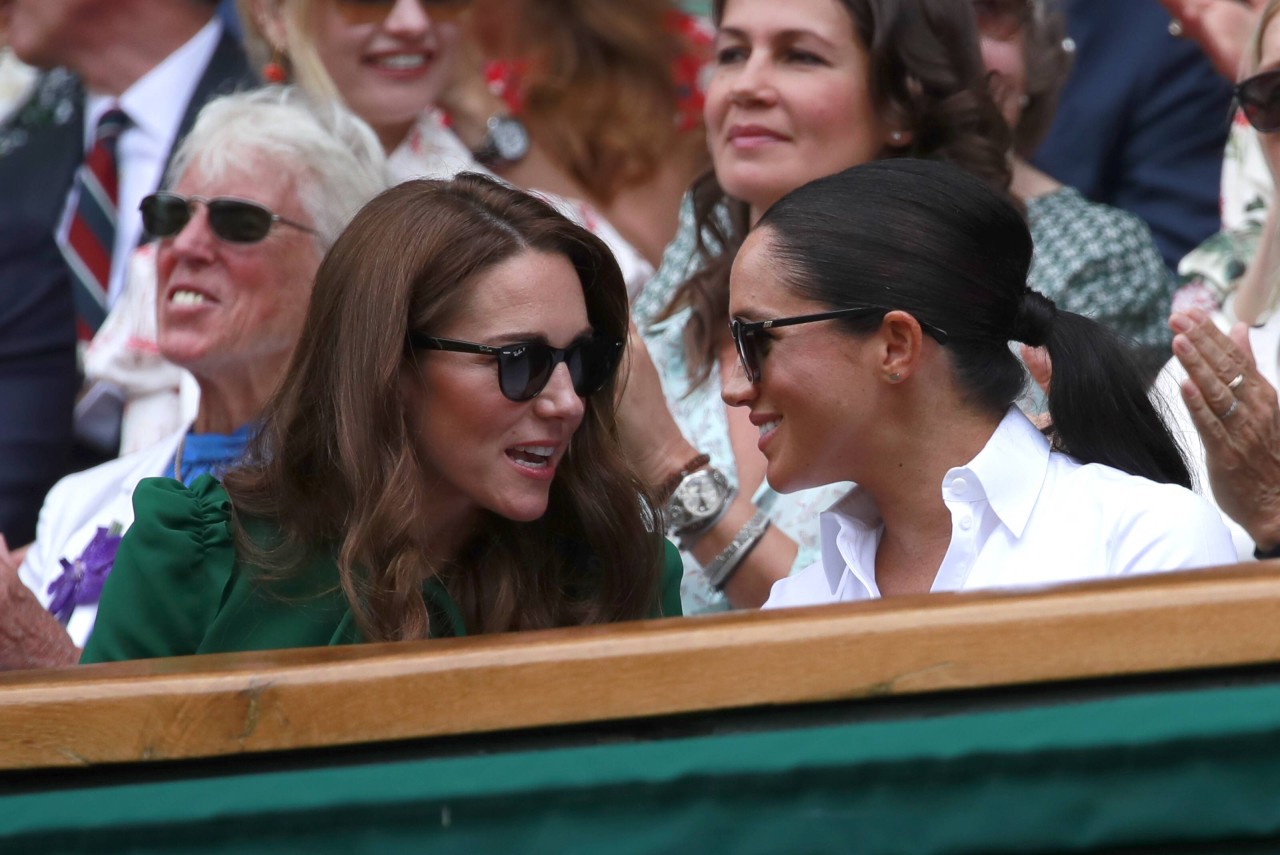 Hier beim Wimbledon-Finale am 13. Juli wirken Kate Middleton und Meghan Markle wie gute Freundinnen. 