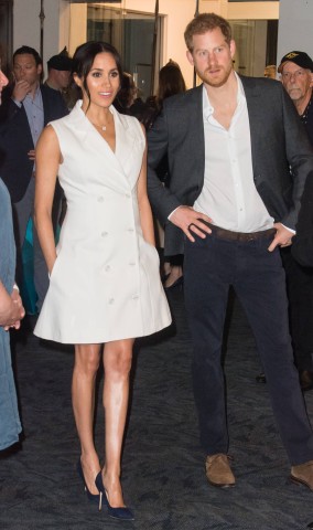 Meghan Markle mit Prinz Harry in Neuseeland – und den Händen in den Taschen.