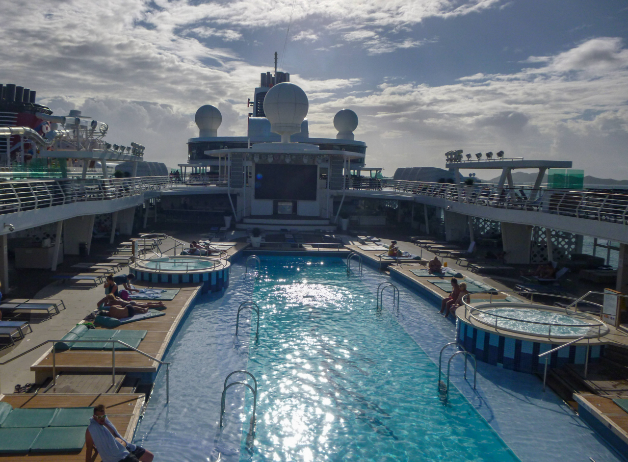 Am Pool tummeln sich die meisten Kreuzfahrt-Gäste. Doch das Verhalten mancher bringt einen Urlauber zur Weißglut. (Archivbild)