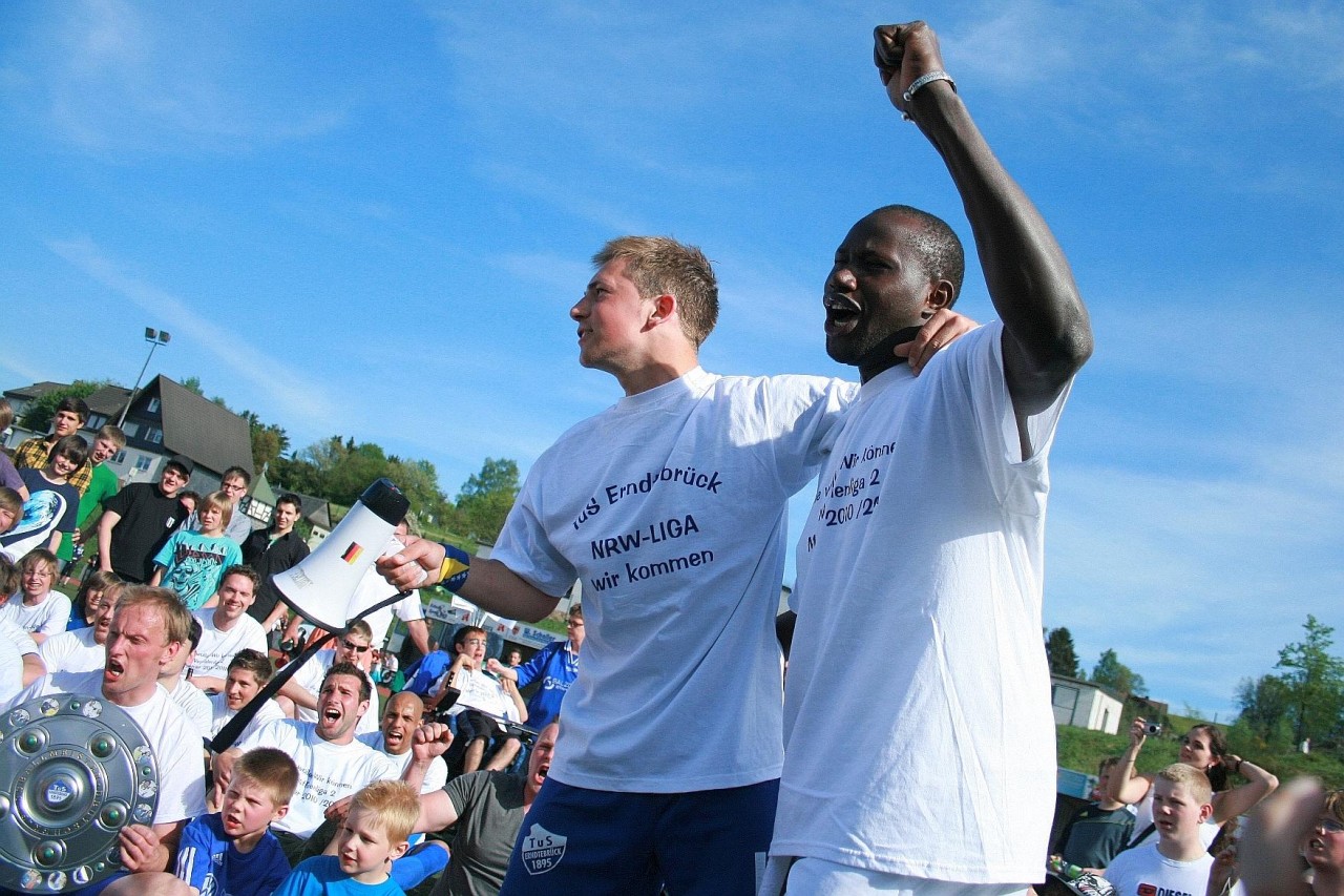 Bejubelten den Aufstieg und heizten die Stimmung an: Pierre Bellinghausen und Bakary Sinaba. Foto: Benedikt Bernshausen
