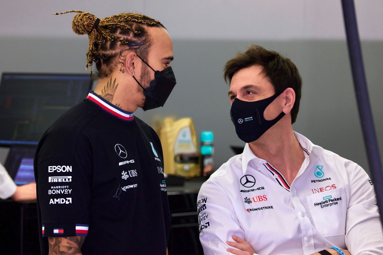Formel 1: Lewis Hamilton und Toto Wolff sind mitten in den Verhandlungen. 