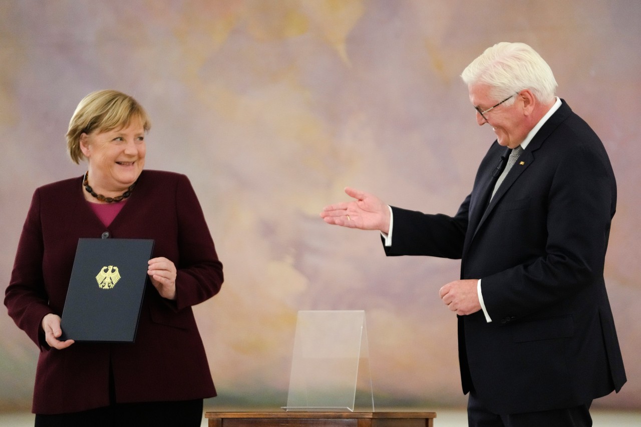Bereits am 26. Oktober erhielt Angela Merkel von Bundespräsident Frank-Walter Steinmeier ihre Entlassungsurkunde. Momentan ist sie noch als geschäftsführend im Amt, bis Olaf Scholz im Bundestag zum Nachfolger gewählt wird. 