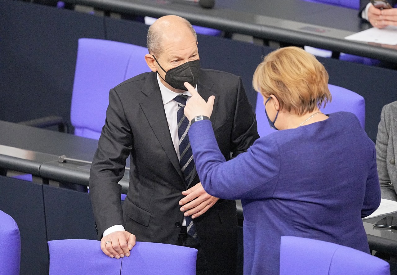 Wohin führt die Corona-Politik in Zeiten der Regierungsübergabe von Angela Merkel zu Olaf Scholz und seiner Ampel-Koalition?  