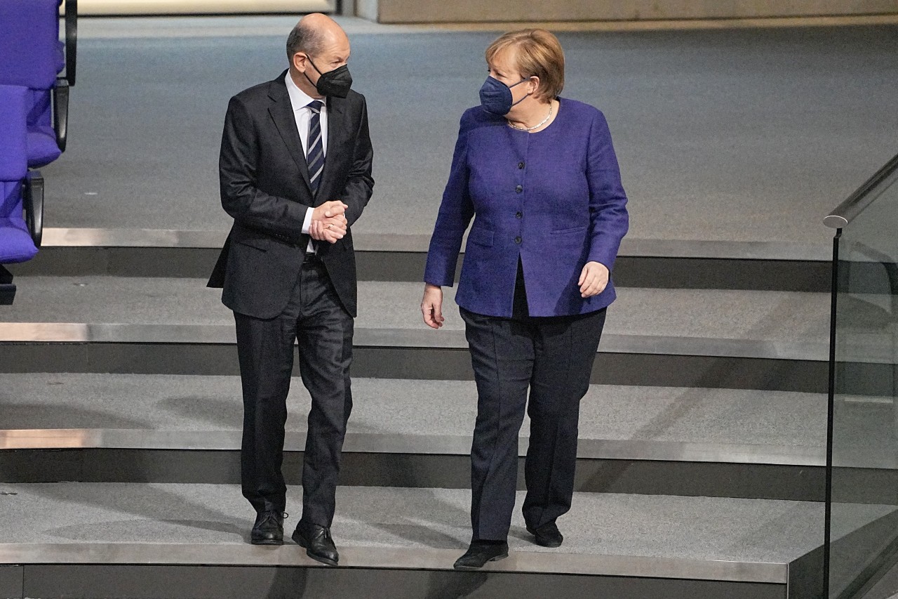 Olaf Scholz und Angela Merkel am Donnerstag im Bundestag. 