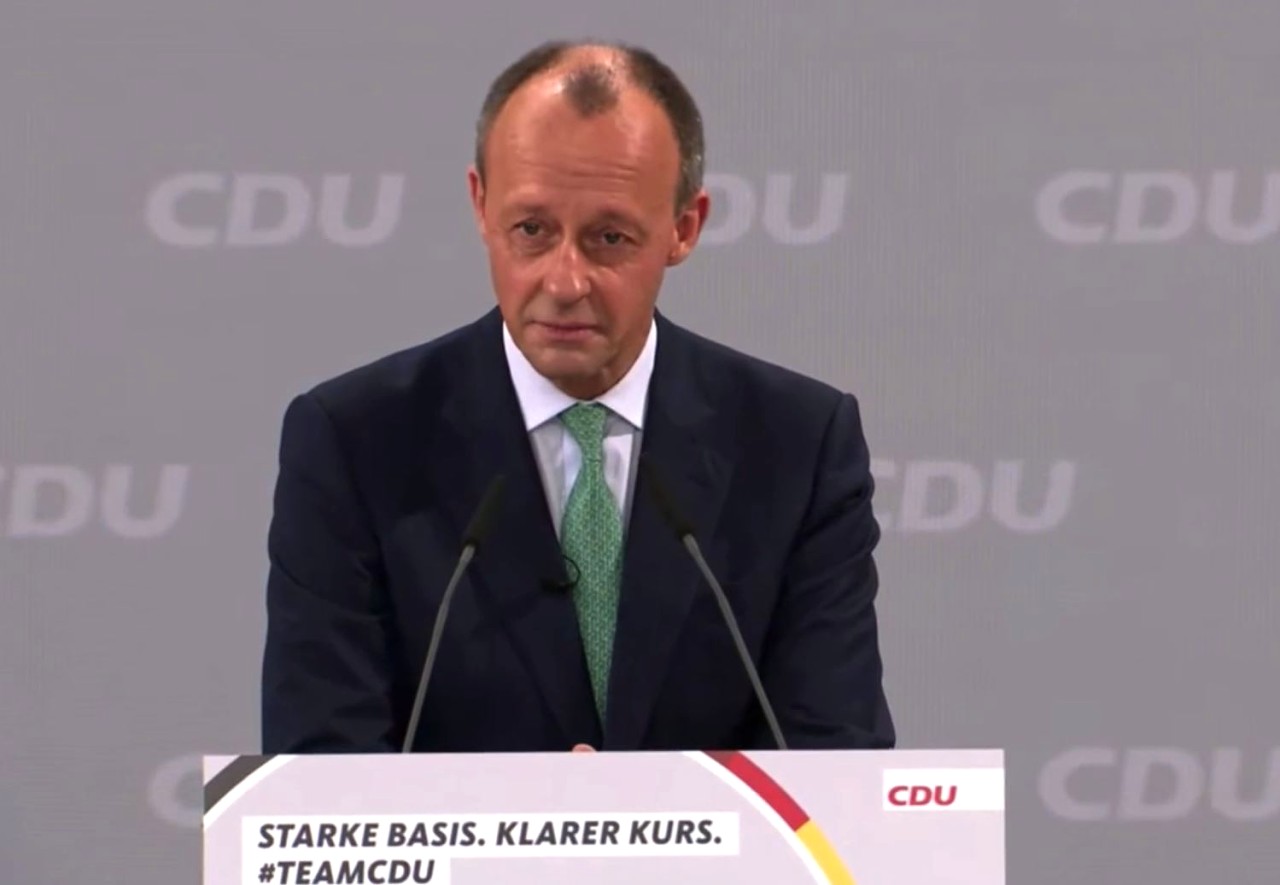 Friedrich Merz tief bewegt nach der Verkündung des Wahlergebnisses auf dem CDU-Parteitag. 