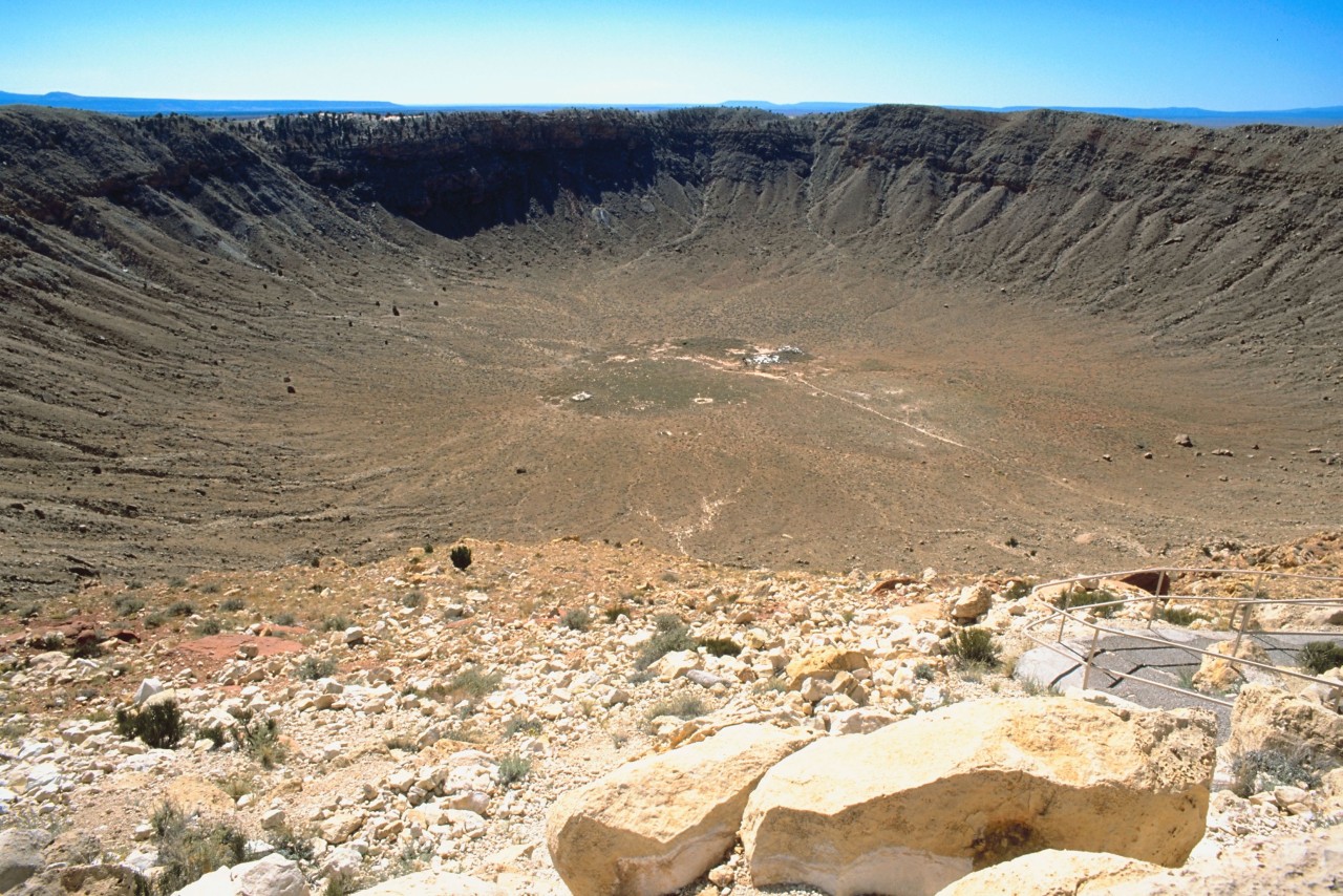 Der Barringer-Krater im US-Bundesstaat Arizona. Entstanden ist das 180 Meter tiefe Loch durch einen Meteoriten.