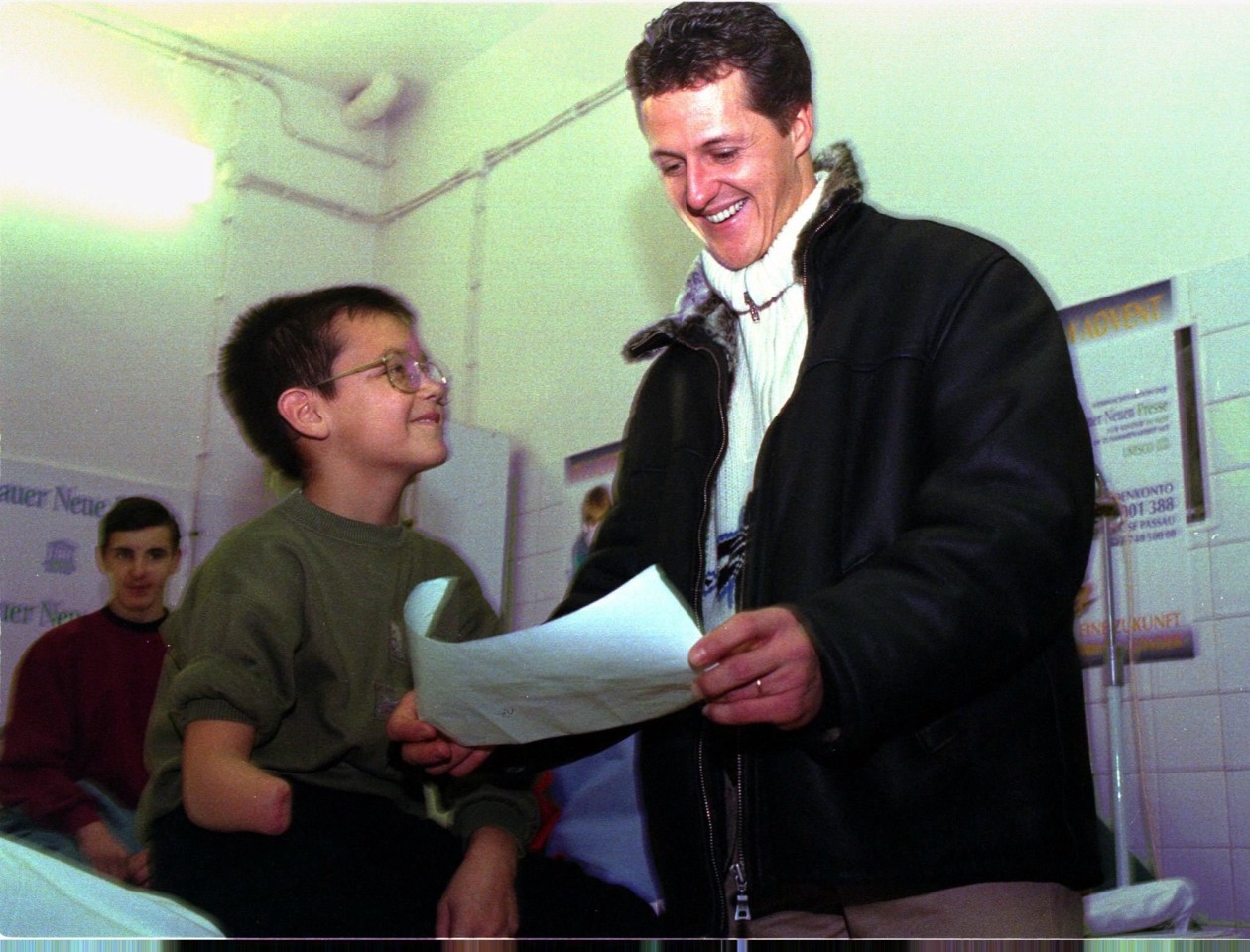 Michael Schumacher hier 1997 in einem Krankenhaus in Sarajevo.