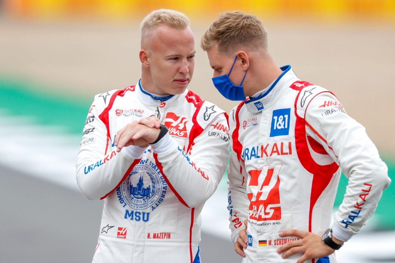 Mick Schumacher und Nikita Mazepin geraten aneinander.