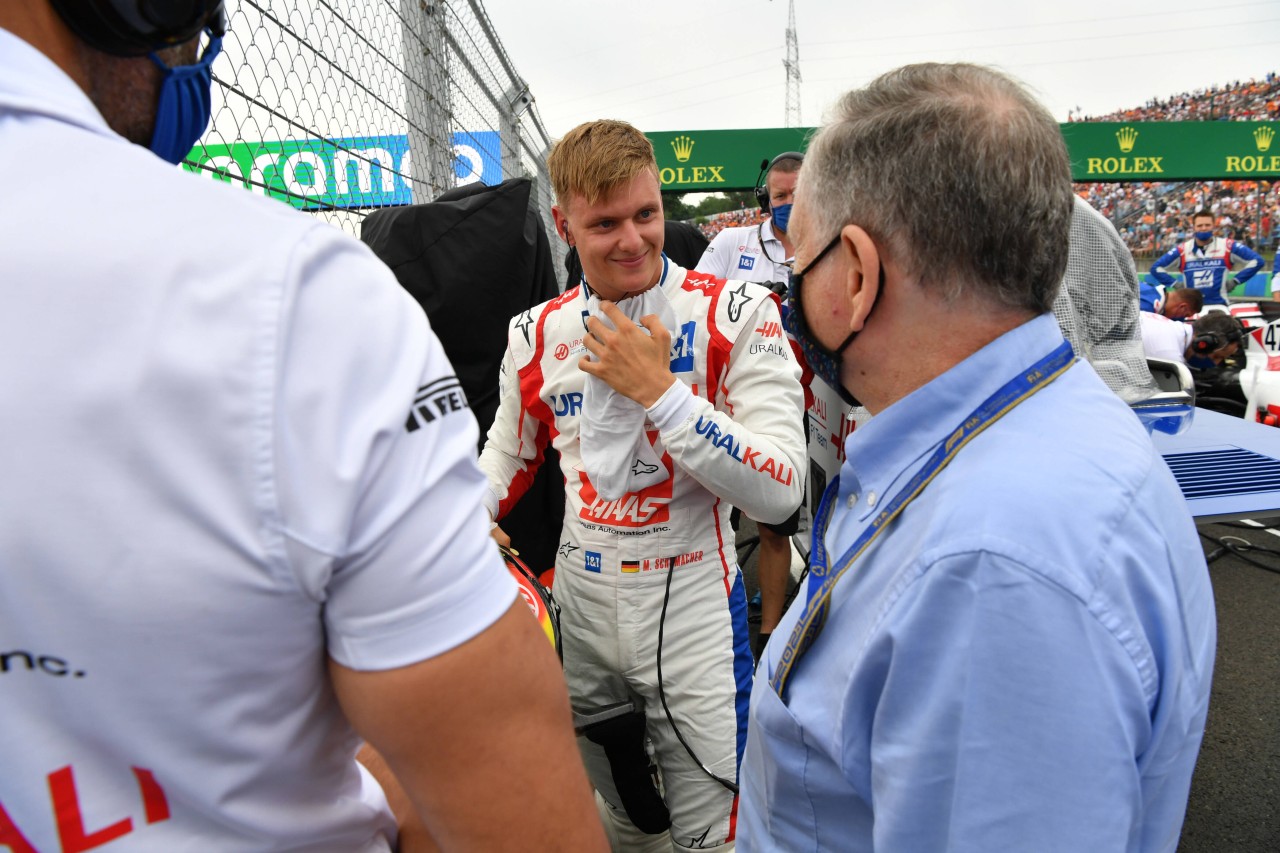 Haas-Pilot Mick Schumacher mit FIA-Präsident Jean Todt.