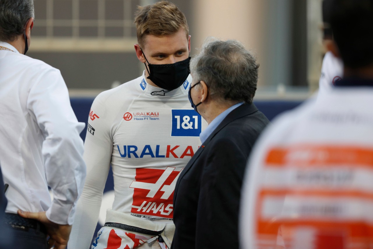 Mick Schumacher im Gespräch mit Jean Todt beim Grand Prix in Bahrain.