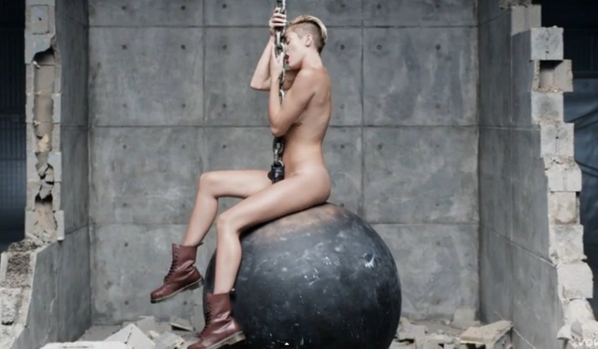 Miley Cyrus nackt naked Wrecking Ball Video.jpg