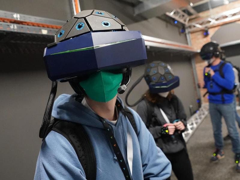 Mit der VR-Brille können sich die Besucher des Miniatur-Wunderlands in Hamburg auf eine virtuelle Rundreise begeben.
