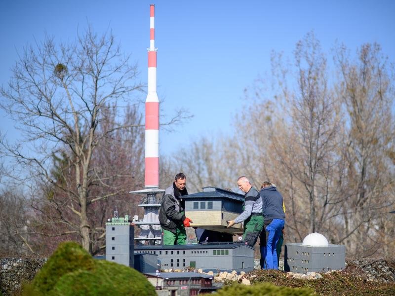 Mitarbeiter des Bürger- und Miniaturenparks Wernigerode bauen das Brocken-Miniaturmodell auf. Die Saison im Park beginnt am 09. April 2022.