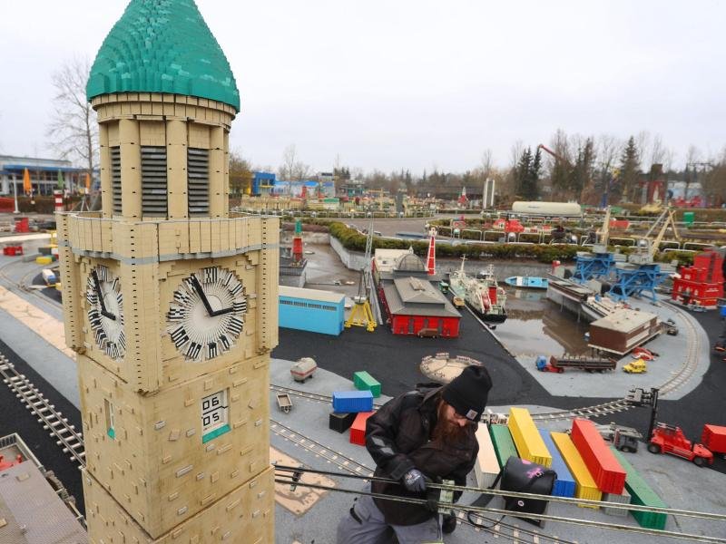 Mitarbeiter des Freizeitpark Legoland bereiten die diesjährige Saisoneröffnung vor. Gleichzeitig wird an einem Themengelände mit neuer Achterbahn gebaut. Die Eröffnung auf einem 1,2 Hektar großen Areal ist 2023 geplant.