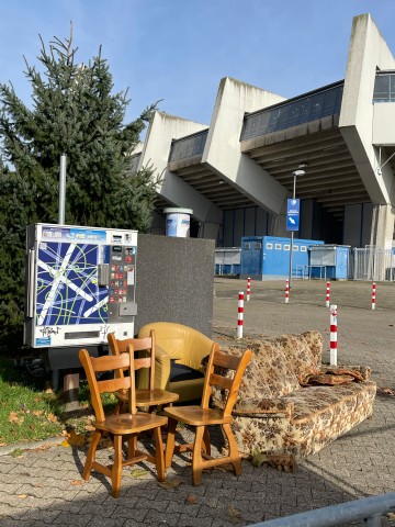 Das „Wohnzimmer am Wohnzimmer“ in Bochum vor dem Stadion sorgt derzeit für mächtig Freude im Netz.