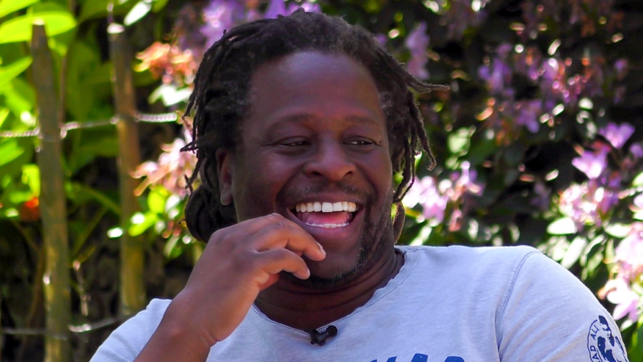 Mola Adebisi ist einer der Kandidaten im „Sommerhaus der Stars” 2021.