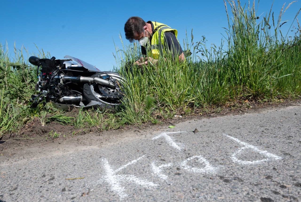 Ein Motorradfahrer ist bei einem Unfall ums Leben gekommen. (Symbolbild)