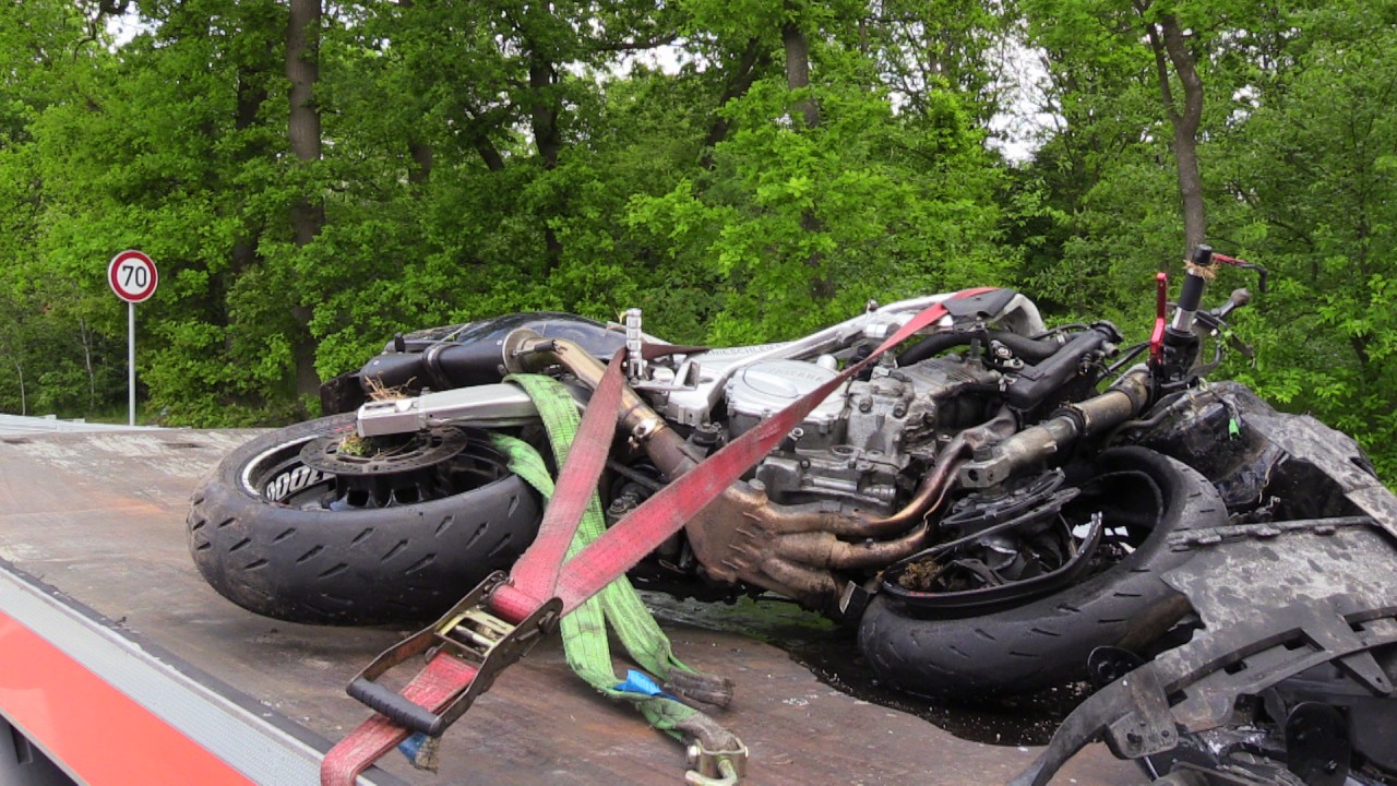 Saterland: Das Wrack eines Motorrads liegt auf einem Abschleppwagen. Ein Motorradfahrer kam bei einem Frontalzusammenstoß mit einem Auto ums Leben.