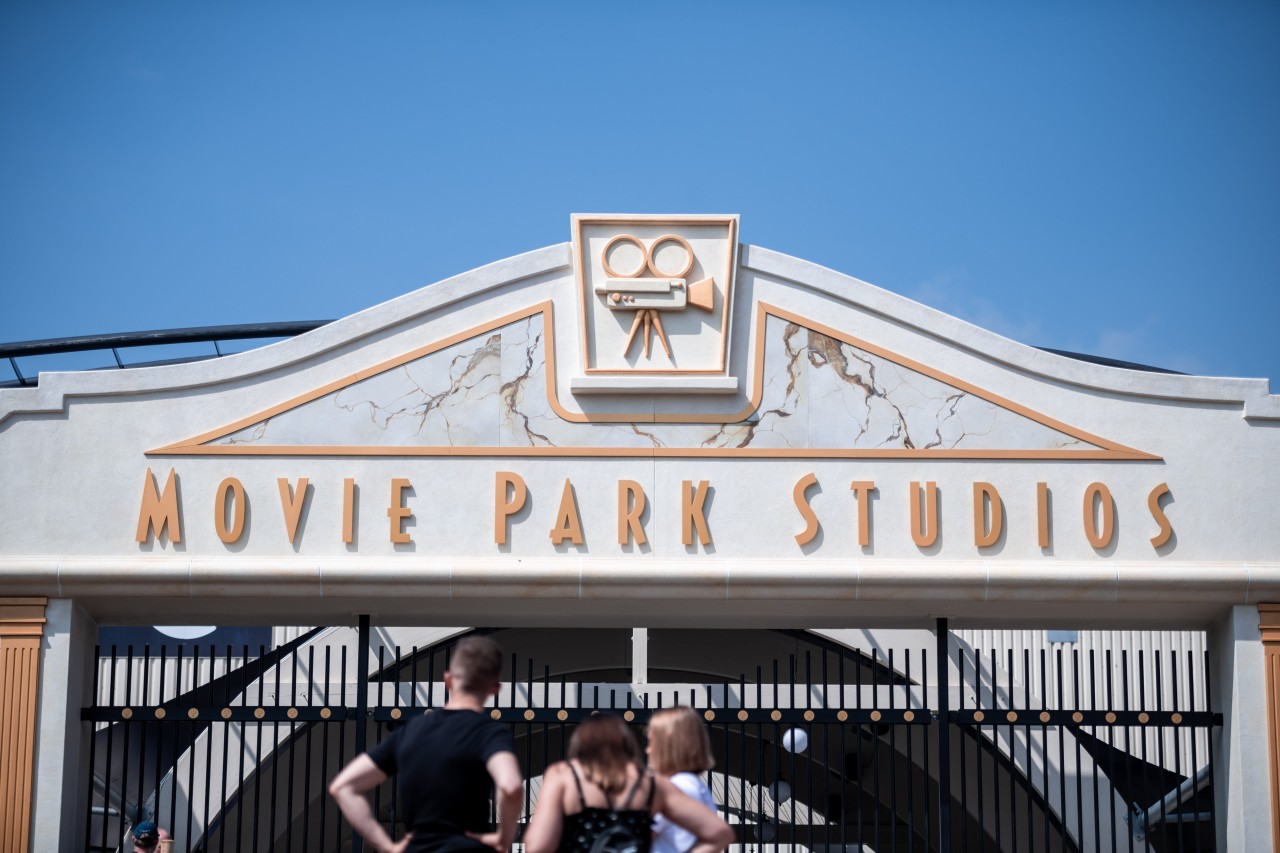 Viele Besucher feiern die neue Attraktion der „Movie Park Studios“.
