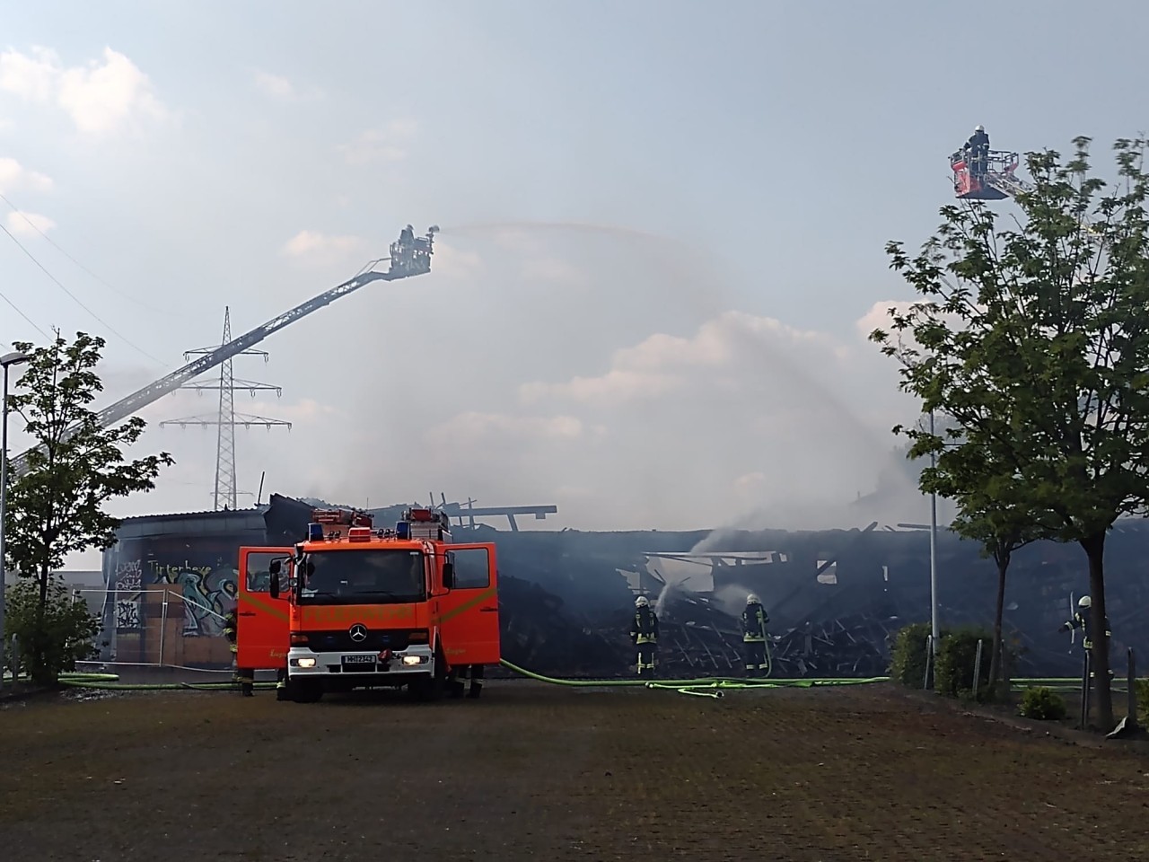 Die Feuerwehr Mülheim bekämpft die Flammen über Drehleitern aus der Luft. 