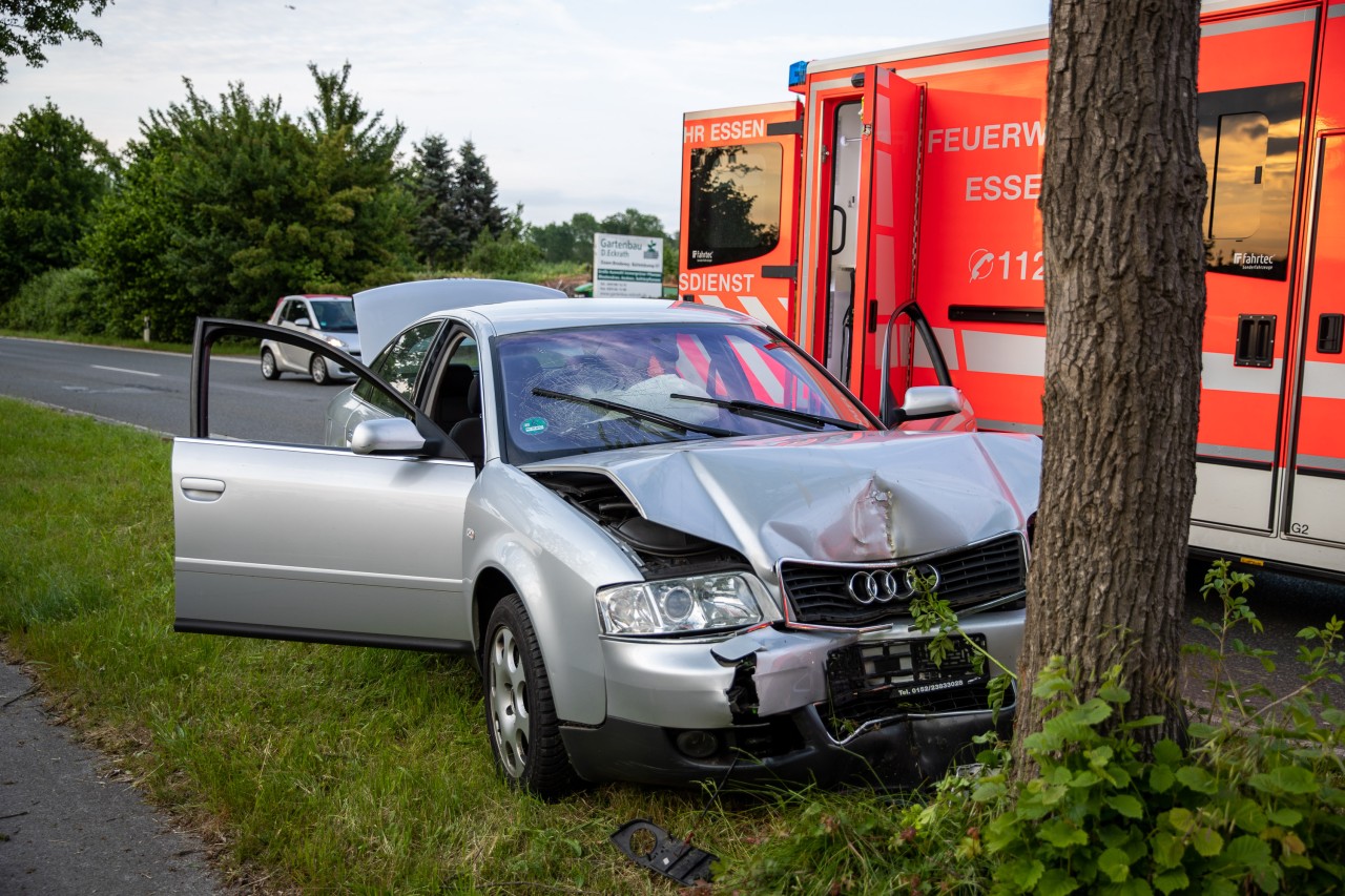 In Mülheim kam es am Dienstagabend zu einem schweren Verkehrsunfall, bei dem ein Audi gegen einen Baum knallte.