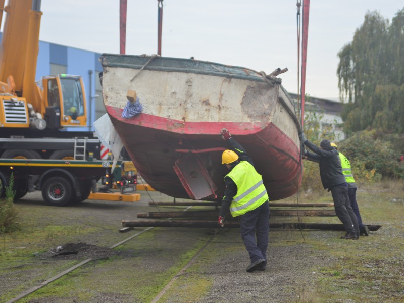 Das etwa 18 Meter lange Wrack wurde an einem Kran befestigt und herausgezogen. 