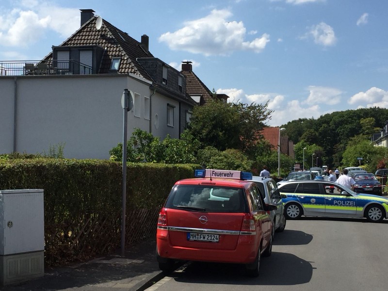 Polizei findet drei Tote in Wohnung am Lindenhof in Mülheim-Saarn.